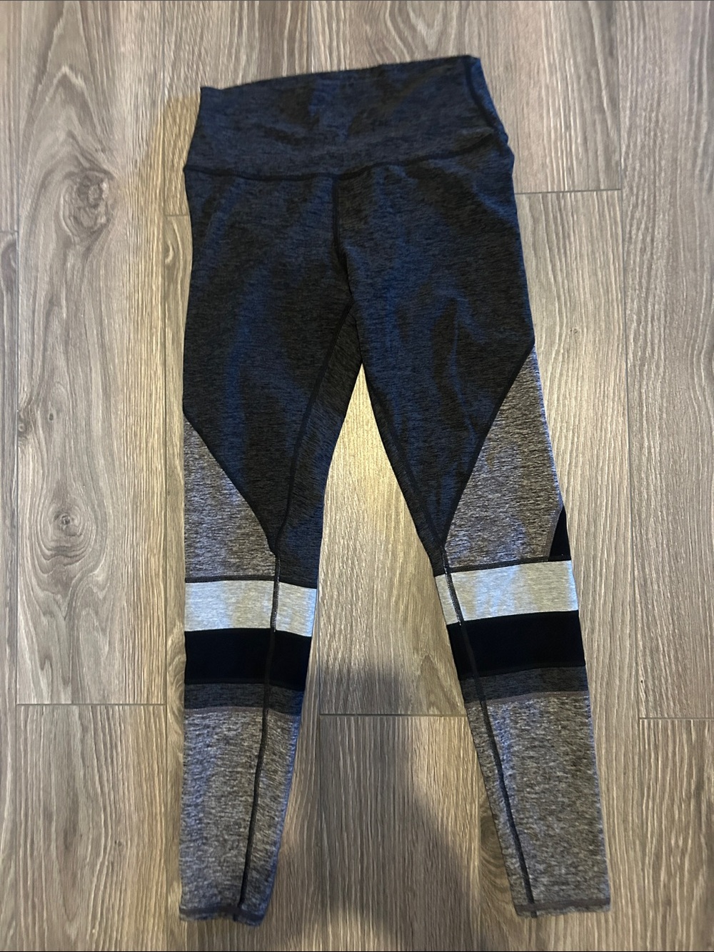 ALO Yoga Dark Gray and Light Heather Gray Colorblock Leggings